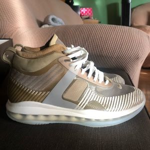 Size 8 US Mens John Elliot x Lebron Icon